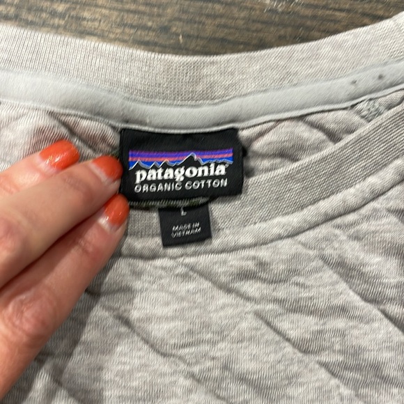 Grey quilted crew neck Patagonia sweat shirt in size large. - Picture 2 of 7